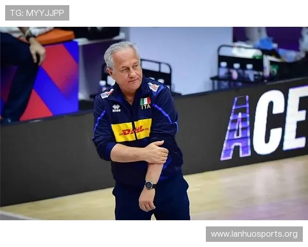 球迷骚乱致球员被换下怒摔毛巾 主帅回应太真实令人深思